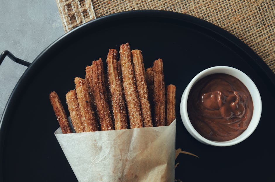 Porción de churros con salsa de chocolate