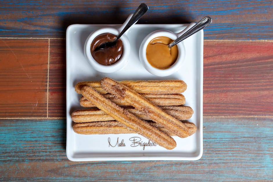 Plato de churros con salsas para untar