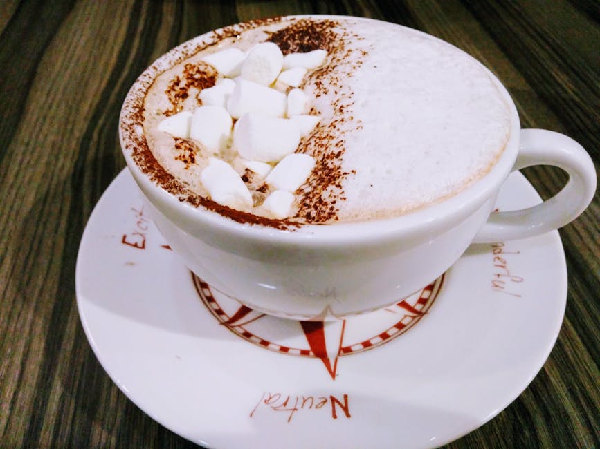 Café caliente con espuma y malvaviscos