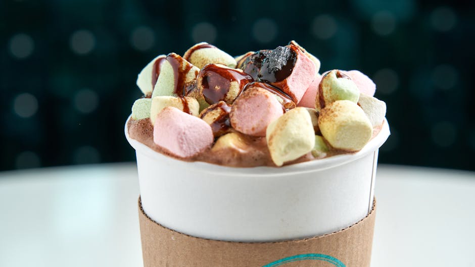 Chocolate caliente con malvaviscos de colores